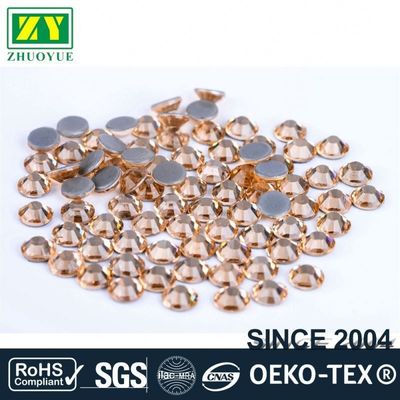 Exactitud de cristal plana minúscula del alto color de los diamantes artificiales de Hotfix con incluso facetas