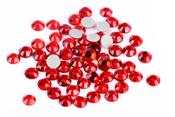 El hierro original en los diamantes artificiales de Hotfix/los buenos diamantes artificiales de Stickness AB abulta