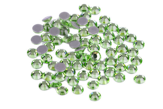 Buen diamante artificial caliente de la bujía métrica del arreglo de Stickness para los suéteres, los vaqueros y los velos