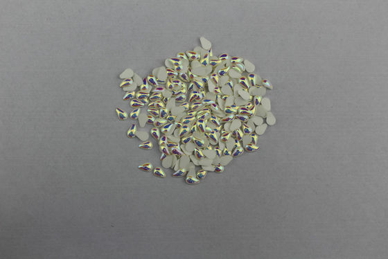 Diamantes artificiales calientes sin plomo Flatback de la resina de epoxy del arreglo con la base transparente fuerte del pegamento