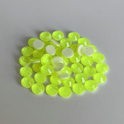 Forme los diamantes artificiales verdes de neón/los diamantes artificiales de Hotfix del diseño moderno