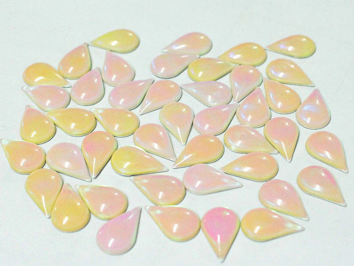 Diamantes artificiales coloridos de la parte posterior plana de Hotfix, cabezas del clavo de la parte posterior plana de las gotitas de agua